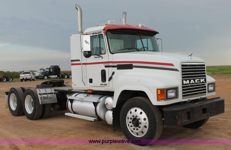 image for item L4371 2001 Mack CH613 semi truck