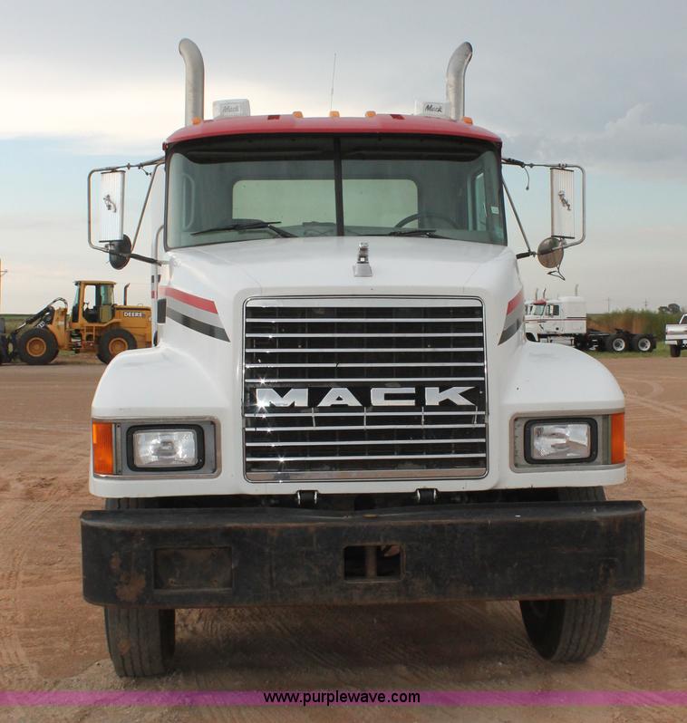 image for item L4371 2001 Mack CH613 semi truck