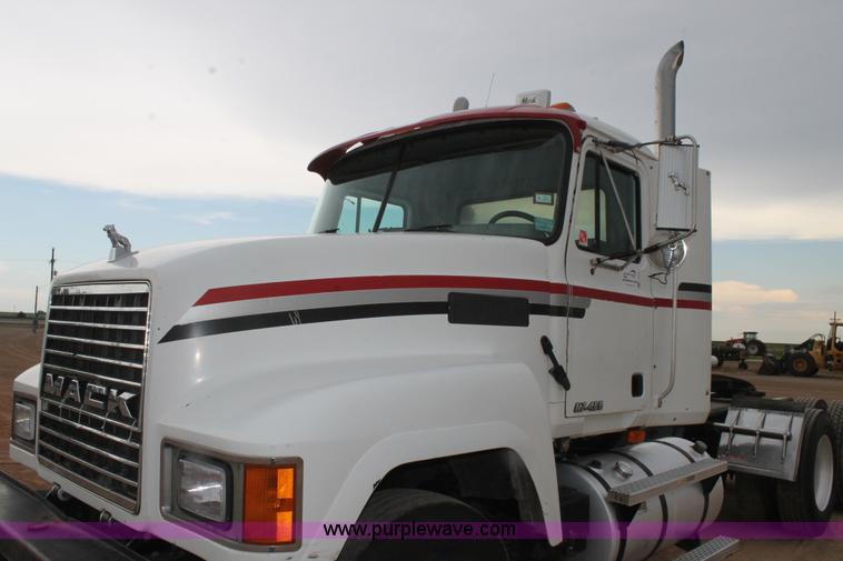 image for item L4371 2001 Mack CH613 semi truck