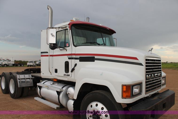 image for item L4371 2001 Mack CH613 semi truck