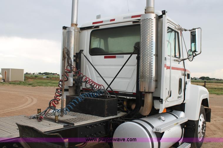 image for item L4371 2001 Mack CH613 semi truck