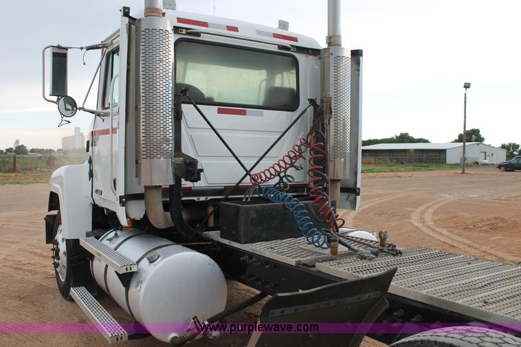 image for item L4371 2001 Mack CH613 semi truck