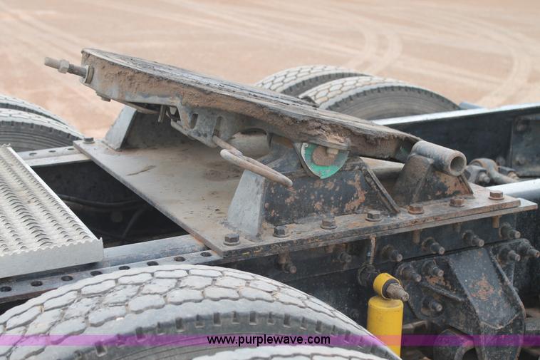 image for item L4371 2001 Mack CH613 semi truck