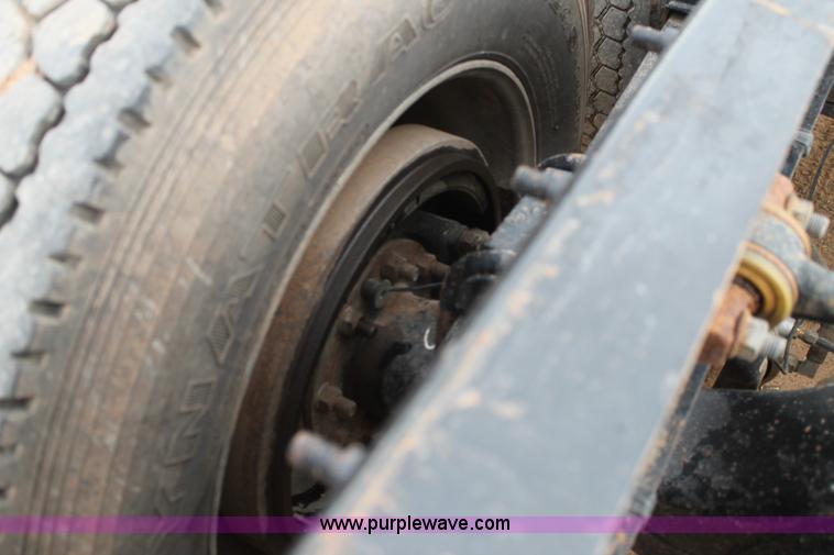 image for item L4371 2001 Mack CH613 semi truck