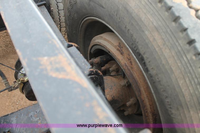 image for item L4371 2001 Mack CH613 semi truck