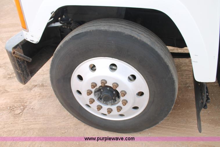 image for item L4371 2001 Mack CH613 semi truck