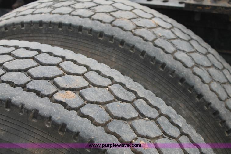 image for item L4371 2001 Mack CH613 semi truck