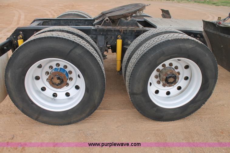 image for item L4371 2001 Mack CH613 semi truck