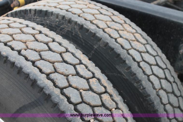 image for item L4371 2001 Mack CH613 semi truck