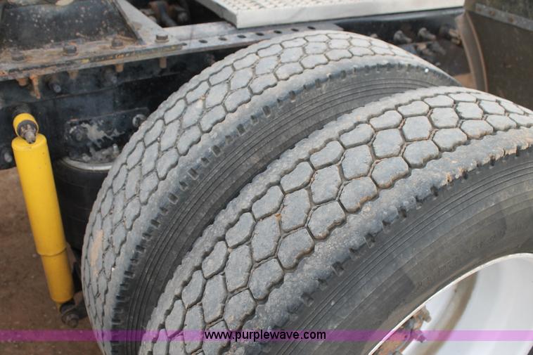 image for item L4371 2001 Mack CH613 semi truck