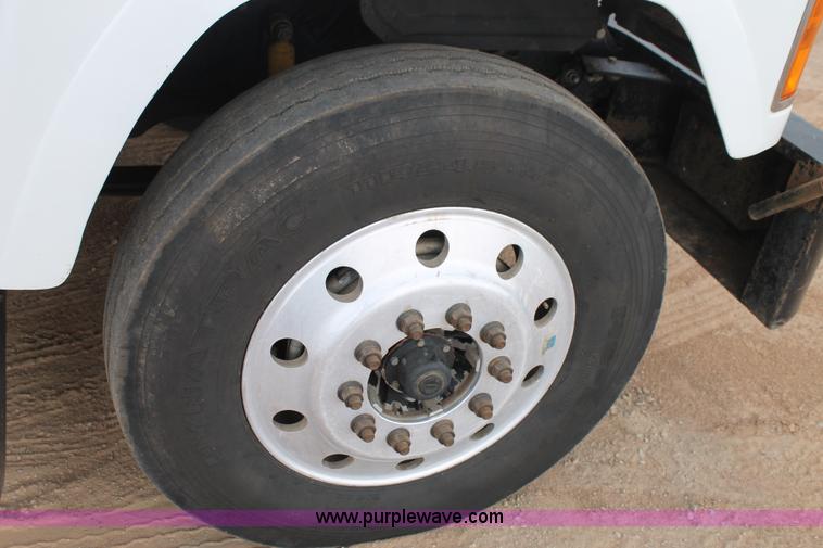 image for item L4371 2001 Mack CH613 semi truck