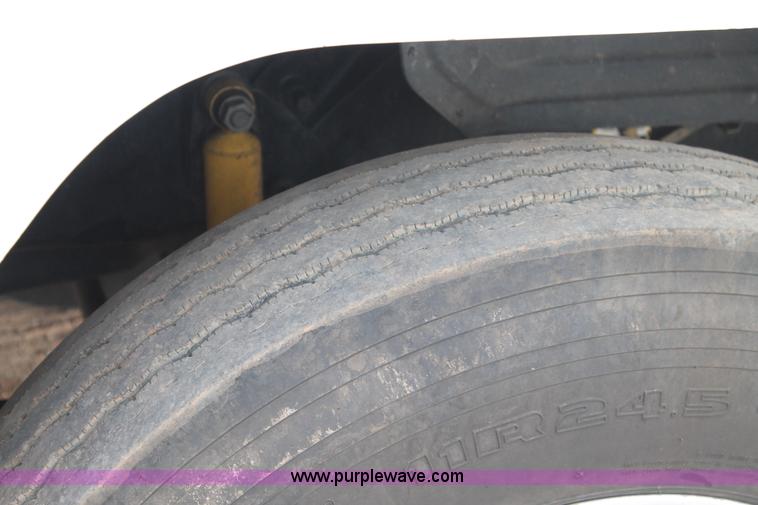 image for item L4371 2001 Mack CH613 semi truck