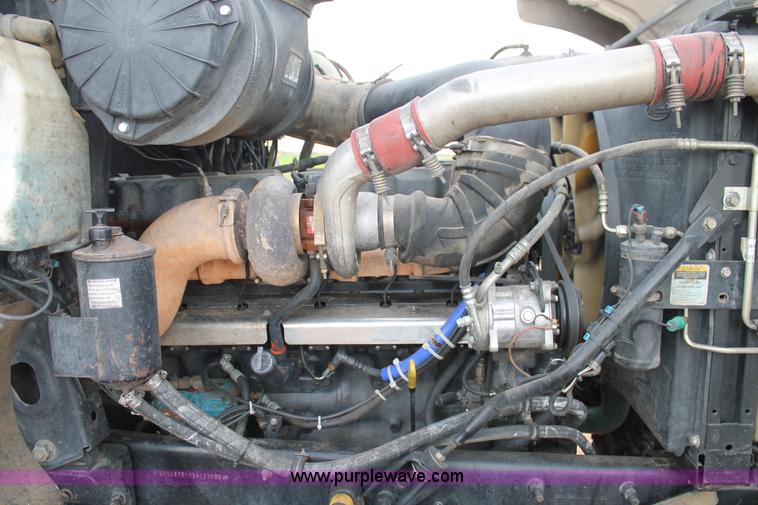 image for item L4371 2001 Mack CH613 semi truck