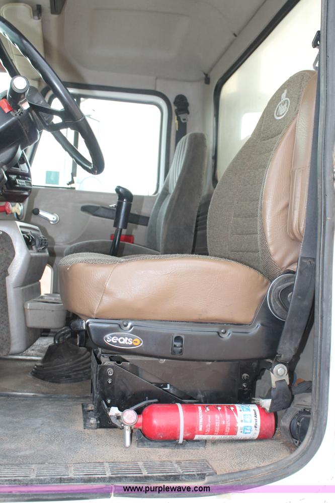 image for item L4371 2001 Mack CH613 semi truck