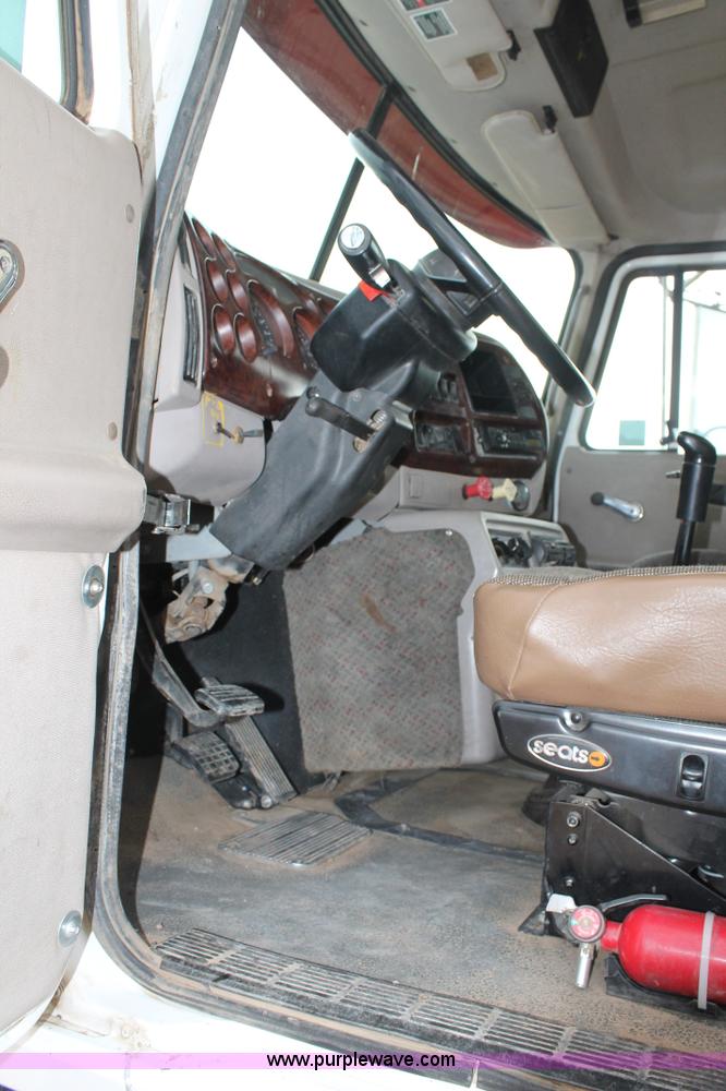 image for item L4371 2001 Mack CH613 semi truck