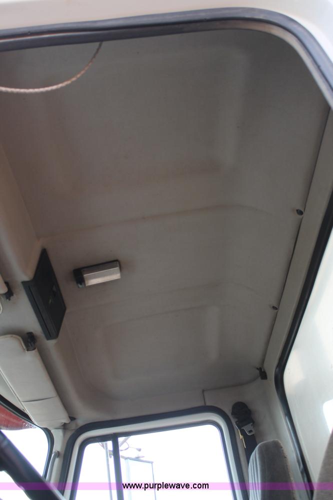 image for item L4371 2001 Mack CH613 semi truck