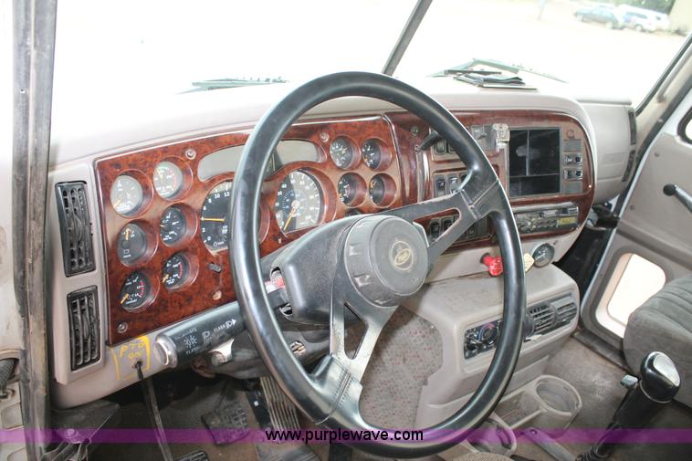 image for item L4371 2001 Mack CH613 semi truck