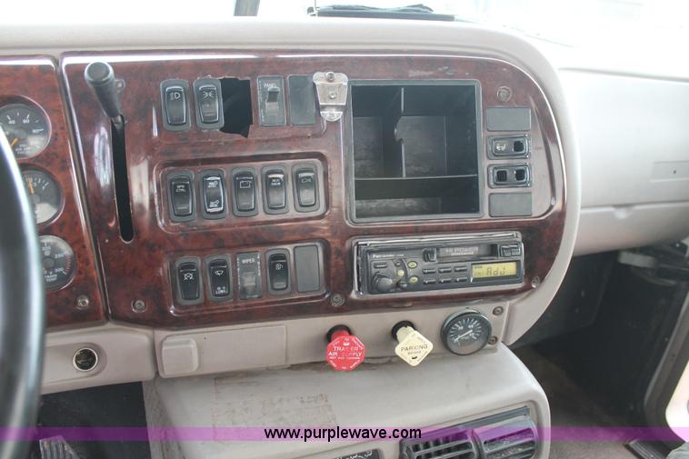 image for item L4371 2001 Mack CH613 semi truck