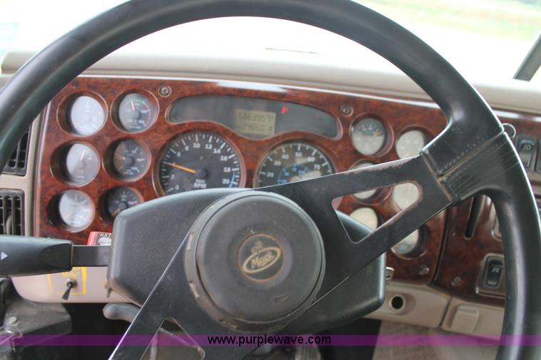 image for item L4371 2001 Mack CH613 semi truck