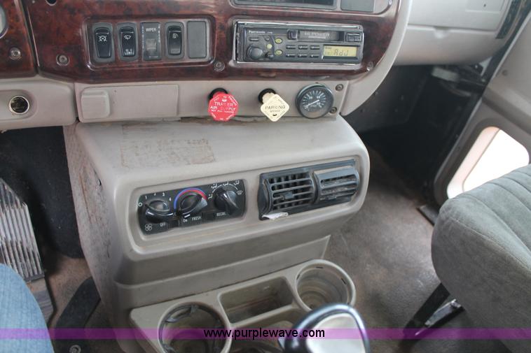 image for item L4371 2001 Mack CH613 semi truck