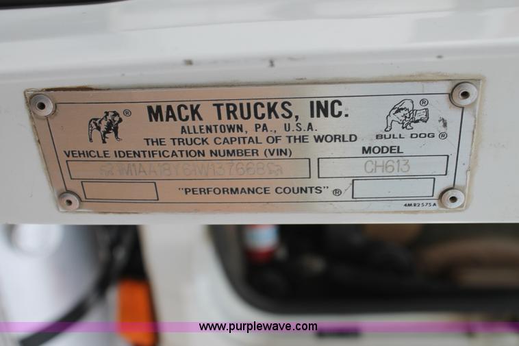 image for item L4371 2001 Mack CH613 semi truck