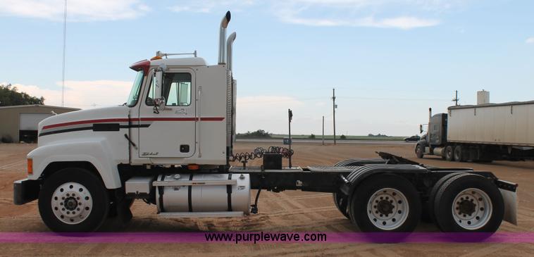 image for item L4373 2000 Mack CH613 semi truck