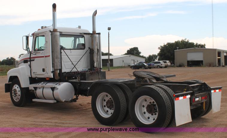image for item L4373 2000 Mack CH613 semi truck