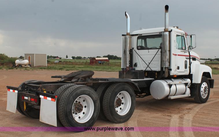 image for item L4373 2000 Mack CH613 semi truck