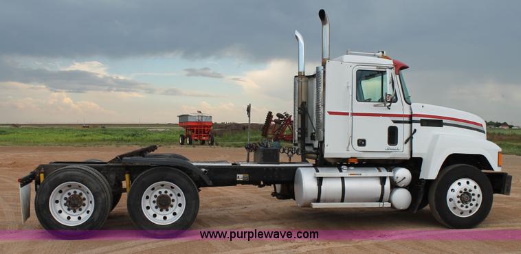 image for item L4373 2000 Mack CH613 semi truck