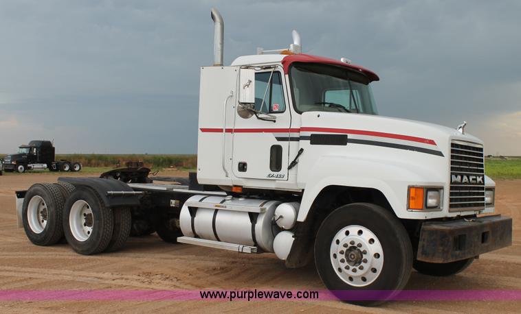 image for item L4373 2000 Mack CH613 semi truck