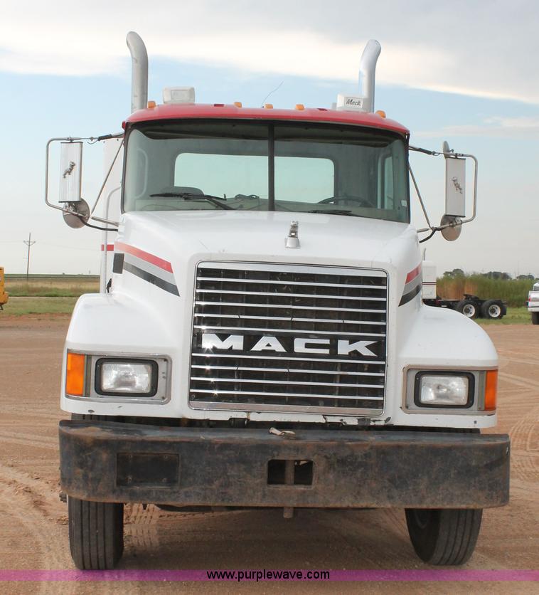 image for item L4373 2000 Mack CH613 semi truck