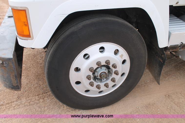 image for item L4373 2000 Mack CH613 semi truck