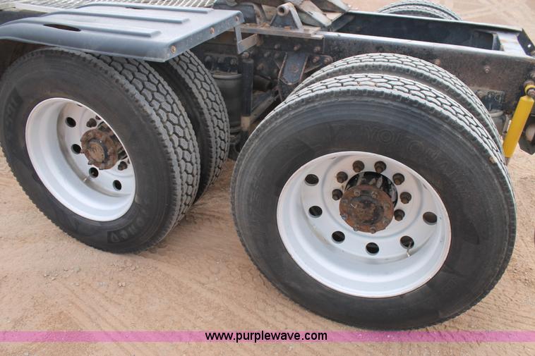 image for item L4373 2000 Mack CH613 semi truck