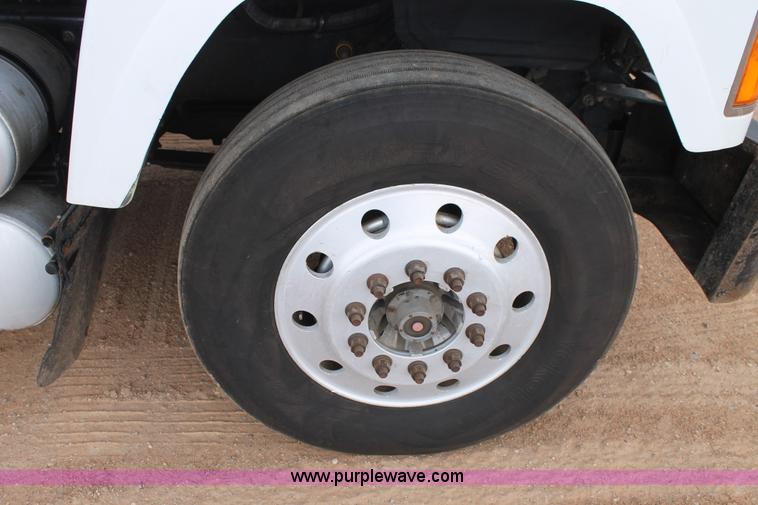 image for item L4373 2000 Mack CH613 semi truck