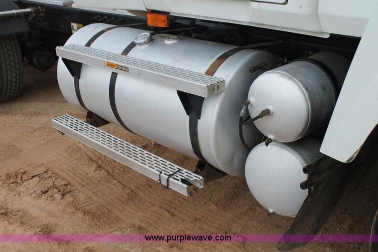 image for item L4373 2000 Mack CH613 semi truck