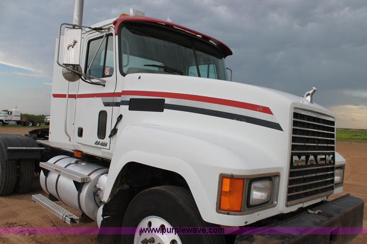 image for item L4373 2000 Mack CH613 semi truck