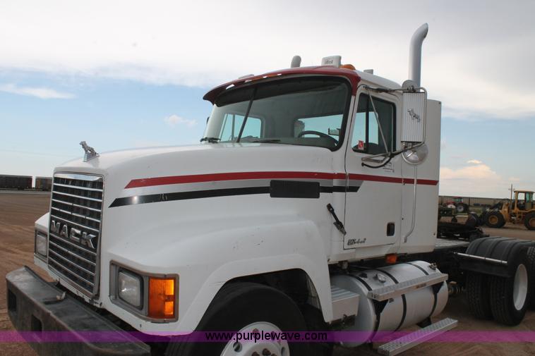 image for item L4373 2000 Mack CH613 semi truck