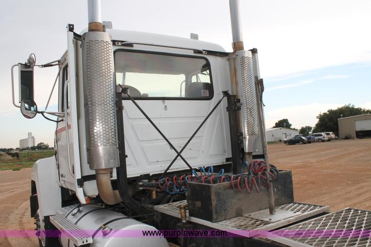 image for item L4373 2000 Mack CH613 semi truck