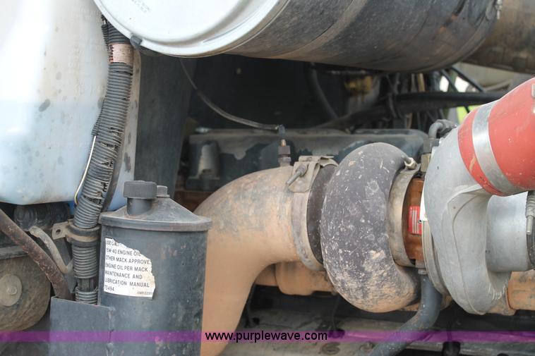 image for item L4373 2000 Mack CH613 semi truck