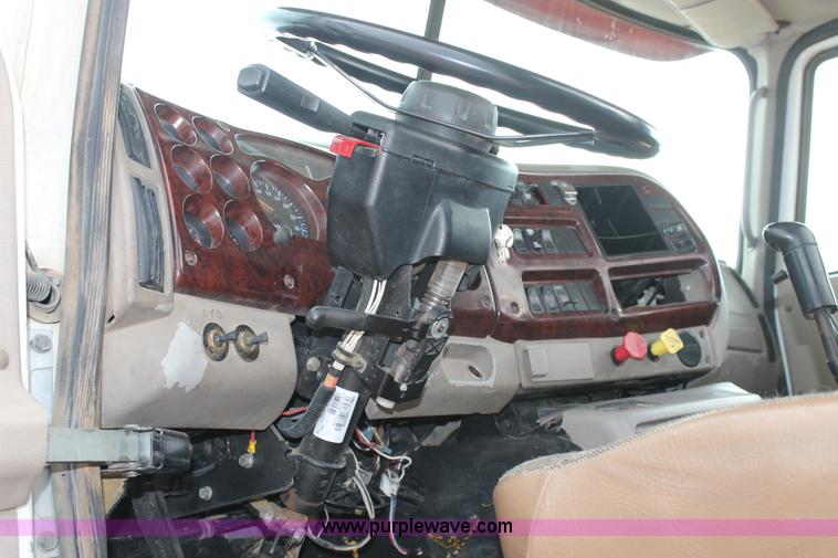 image for item L4373 2000 Mack CH613 semi truck