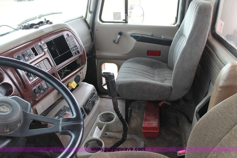 image for item L4373 2000 Mack CH613 semi truck