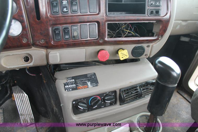 image for item L4373 2000 Mack CH613 semi truck