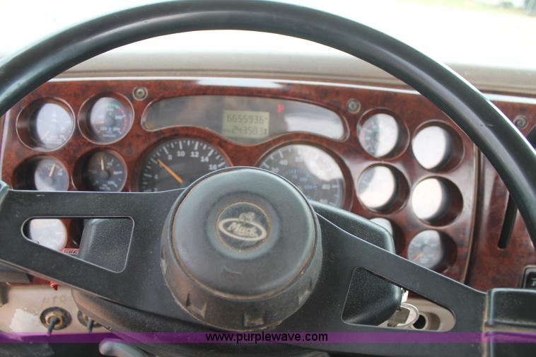 image for item L4373 2000 Mack CH613 semi truck