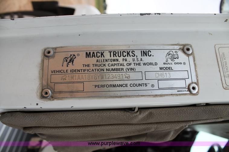 image for item L4373 2000 Mack CH613 semi truck