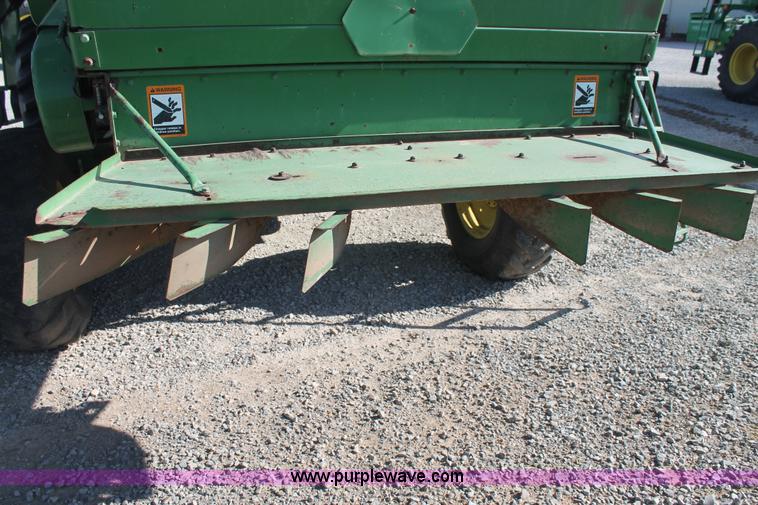 image for item L4424 1997 John Deere 9600 combine