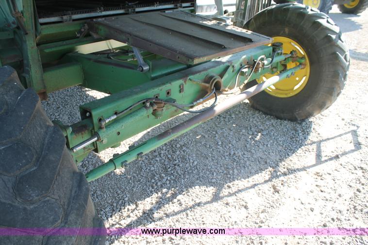 image for item L4424 1997 John Deere 9600 combine