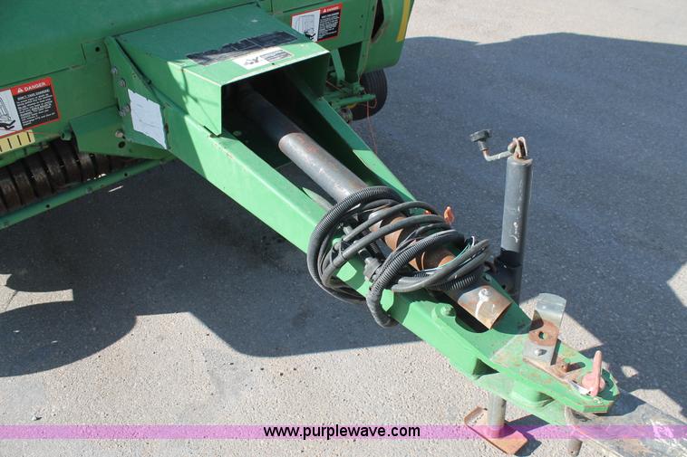 image for item L4426 1999 John Deere 566 round baler