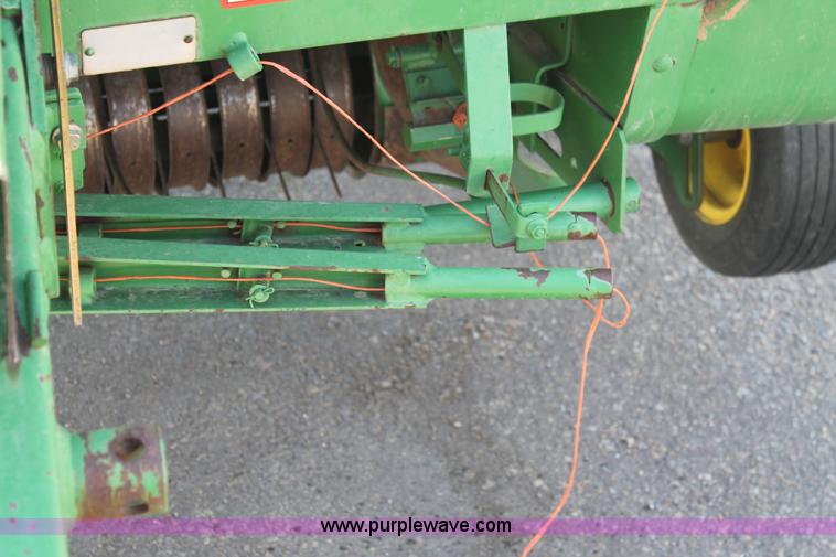 image for item L4426 1999 John Deere 566 round baler
