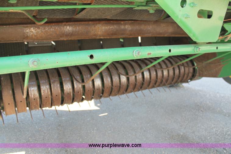 image for item L4426 1999 John Deere 566 round baler