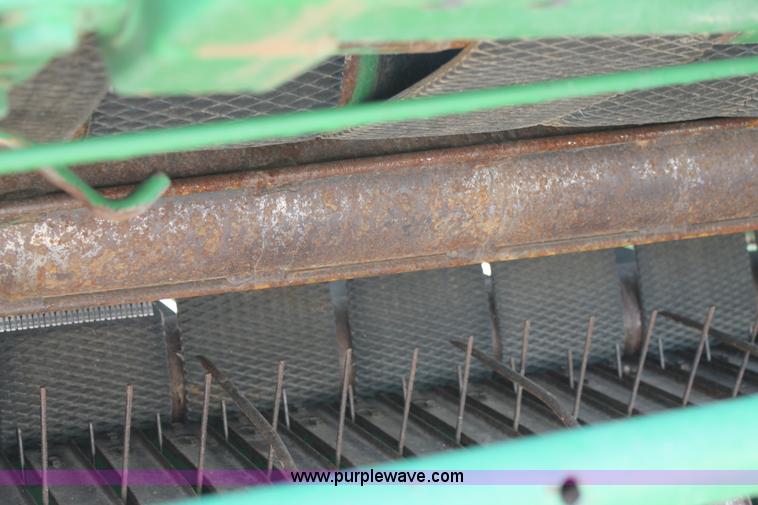 image for item L4426 1999 John Deere 566 round baler